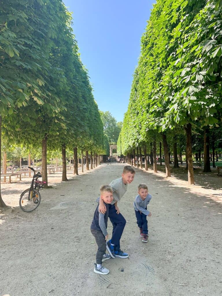 3 boys playing at the Jardin des Tuileries